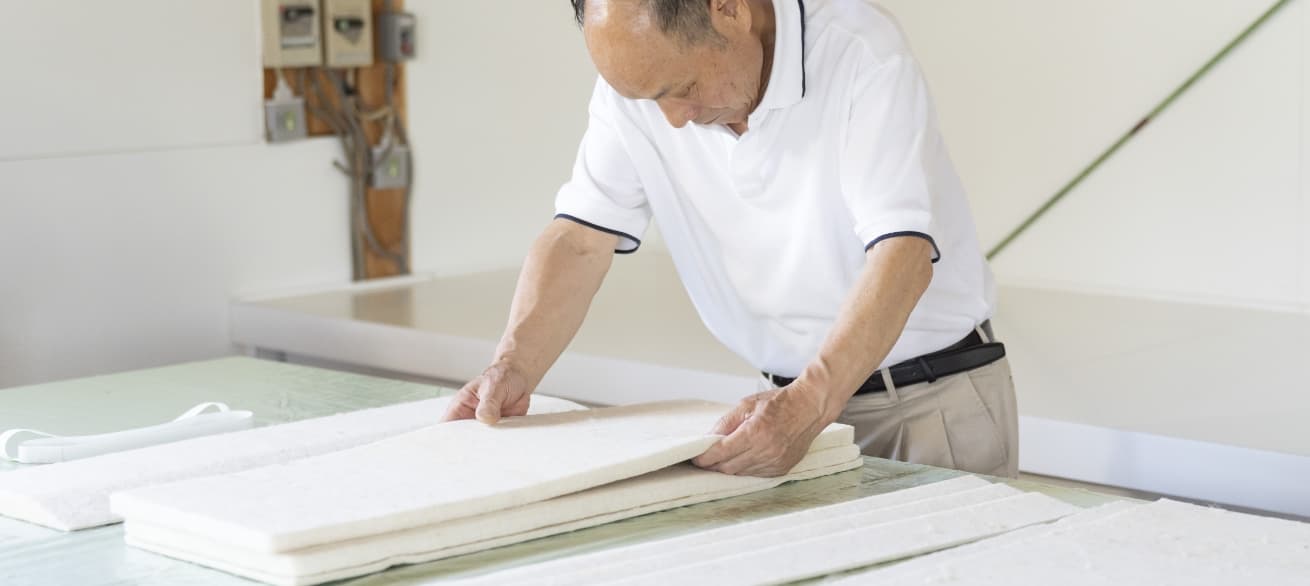 職人が、1つ1つ丁寧にくみ上げ、加工する様子